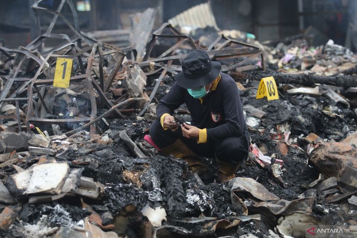 Olah TKP kebakaran Pasar Ngadiluwih di Kediri