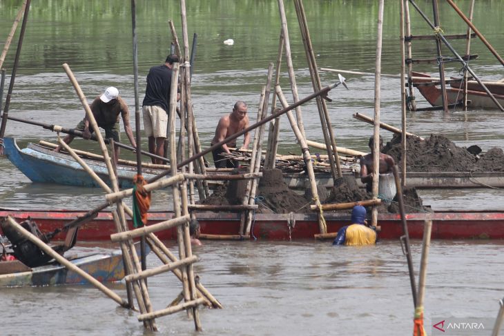 Tambang pasir ilegal Sungai Brantas