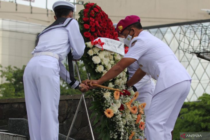 Ziarah di makam pahlawan