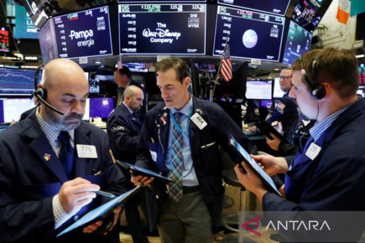 Wall Street jatuh, investor cerna pesan suku bunga Fed