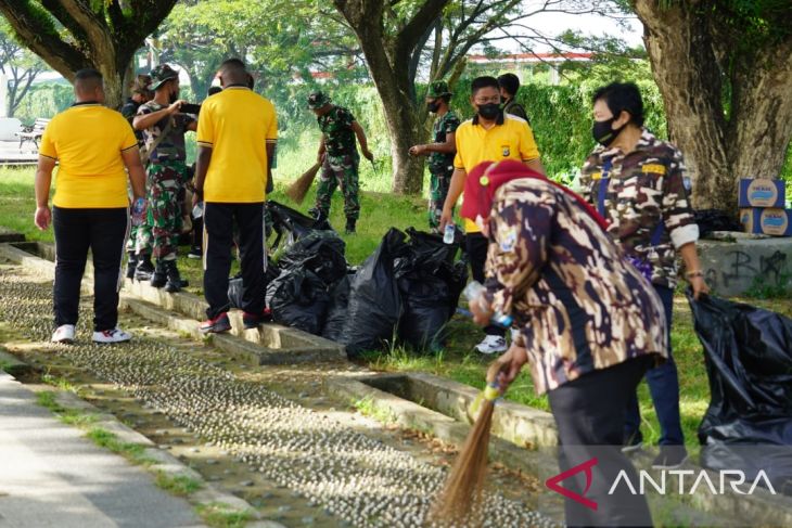 Danrem Sorong pimpin prajurit bersama warga bersihkan sampah