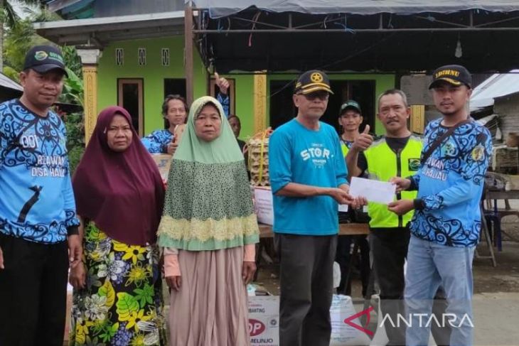 Relawan Haliau serahkan bantuan untuk korban kebakaran Kambat Selatan