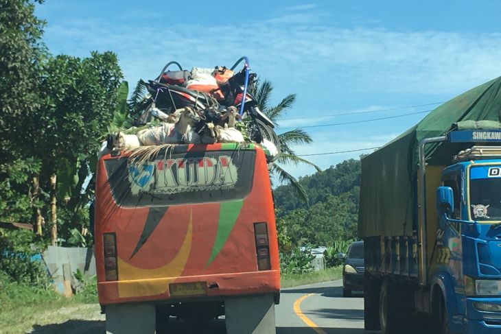 Cara bus angkut barang  di lintas Kalimantan Barat