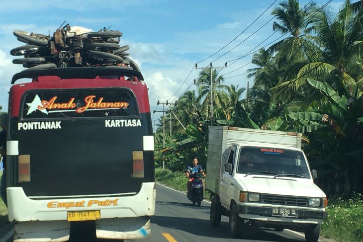 Cara bus angkut barang  di lintas Kalimantan Barat