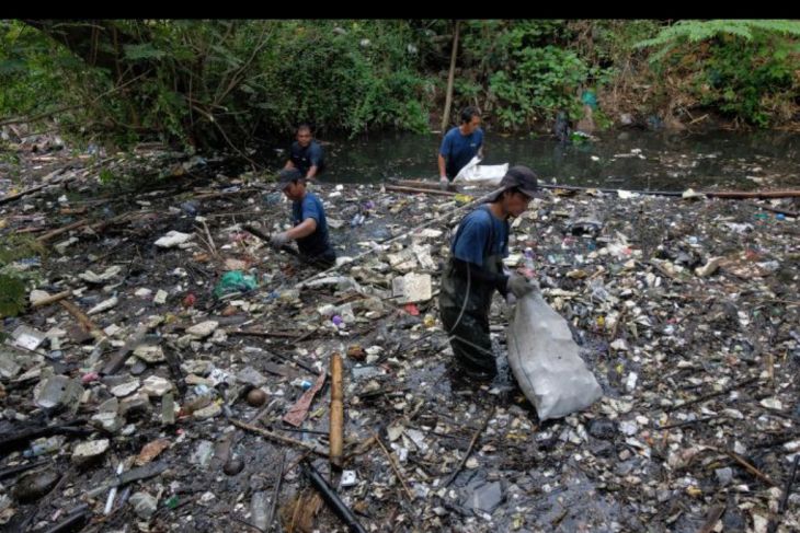 Aksi bersih-bersih sungai