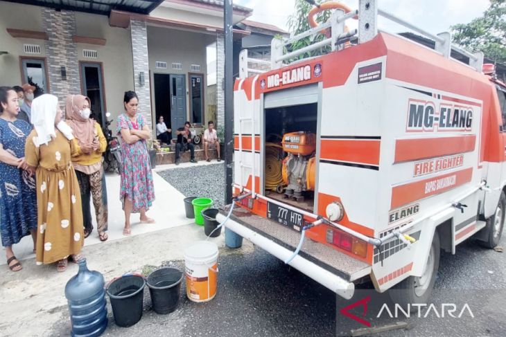 Relawan BPK bagikan air bersih saat air PDAM Banjarmasin macet