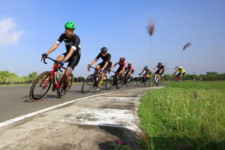 Ratusan pembalap sepeda meramaikan 