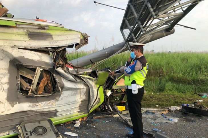 13 meninggal akibat kecelakaan di tol Surabaya-Mojokerto
