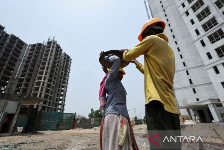 Buruh bangunan di India bekerja dalam siksaan sengatan panas
