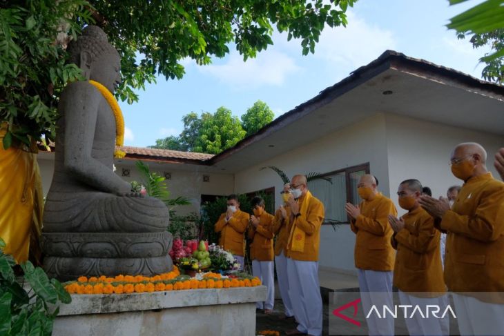 Umat Buddha rayakan Waisak di Vihara Buddha Sakyamuni-Denpasar dengan prokes
