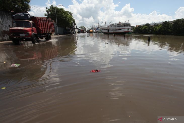 Banjir rob di Pelabuhan Kalimas