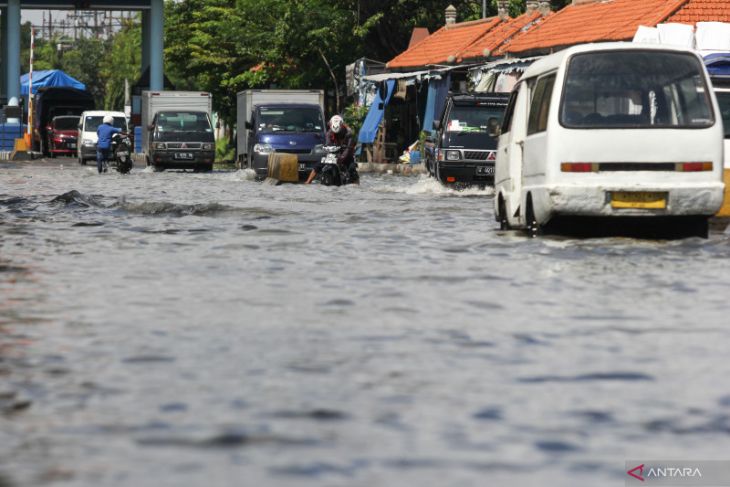 Jalan menuju Pelabuhan Kalimas tergenang banjir rob