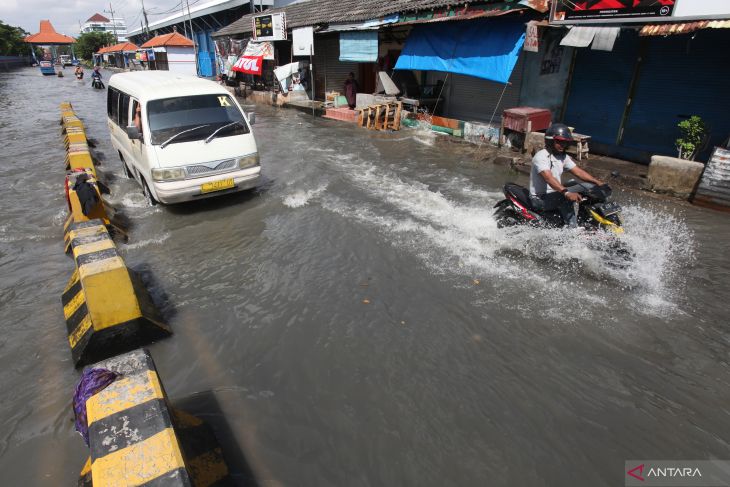 Jalan menuju Pelabuhan Kalimas tergenang banjir rob