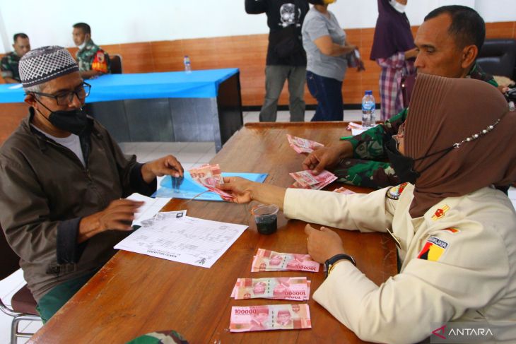 Pembagian bantuan tunai untuk pedagang di Malang