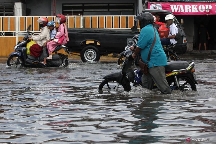 Genangan banjir rob di Kalianak Surabaya