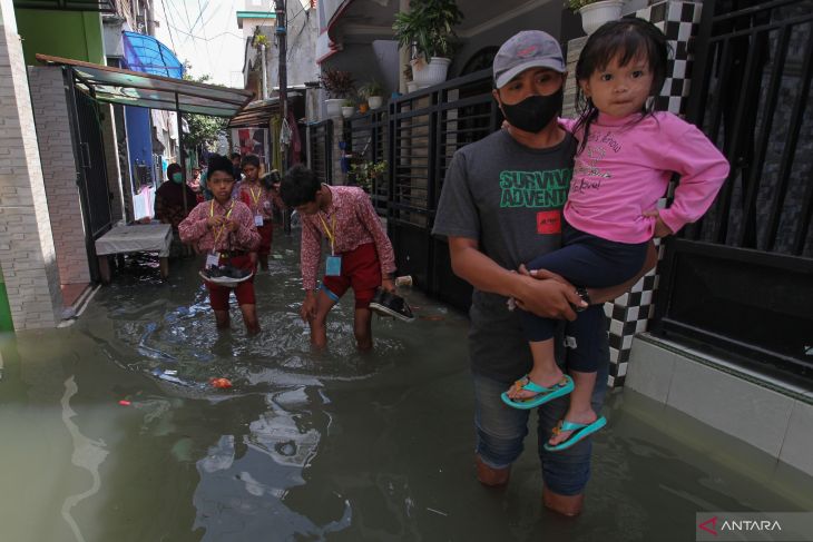 Genangan banjir rob di Kalianak Surabaya