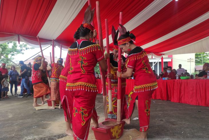 Gawai Dayak Kalbar XXXVI gali budaya lokal hadirkan lomba tumbuk padi