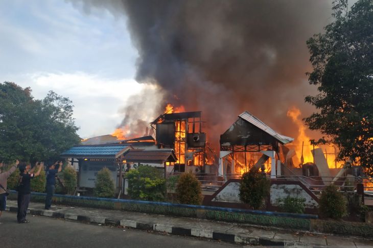 Gedung Badan Kepegawaian Kapuas Hulu terbakar