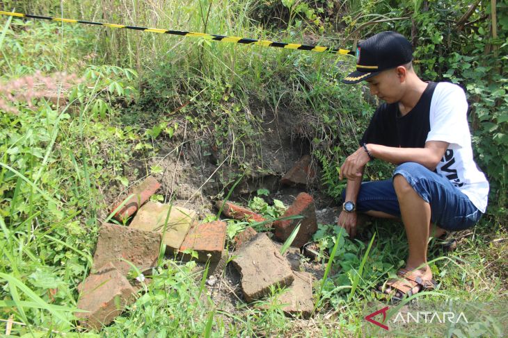 Struktur bangunan kuno terbengkalai