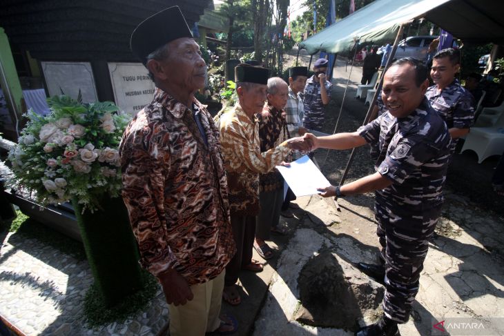 Tugu peringatan kecelakaan pesawat Albatros ALR-302