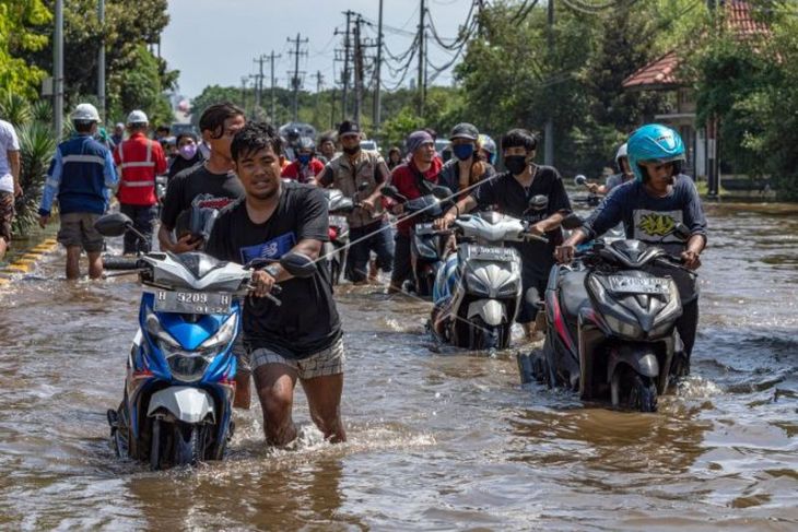 Banjir rob di kawasan Pelabuhan Tanjung Emas Semarang