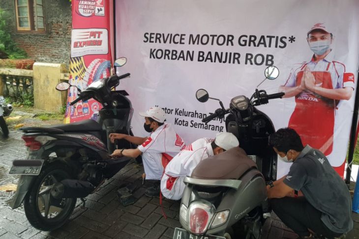 AHASS  dan IZI bantu servis gratis motor korban banjir rob Semarang
