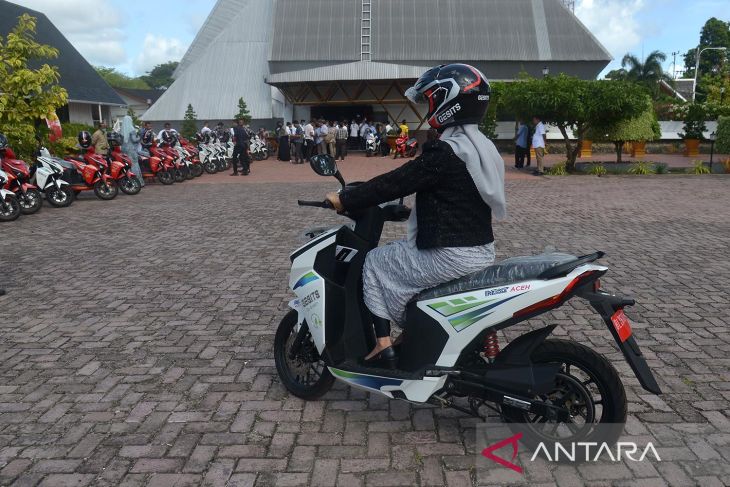 Peluncuran sepeda motor listrik di Aceh