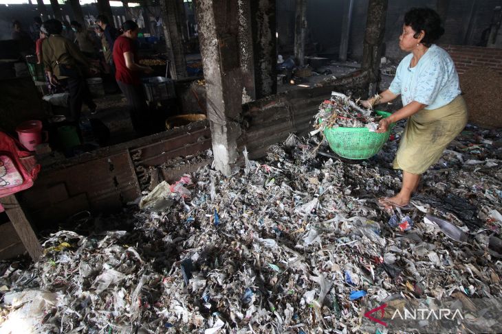 Pabrik Tahu di Tropodo Gunakan Bahan Bakar Sampah Plastik 