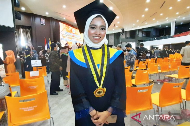 Nurul Huda, lulusan ULM peraih IPK sempurna kerap belajar di cafe sambil ngopi