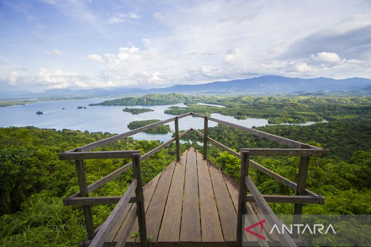 Puncak Bukit Batas Kawasan Geopark Meratus