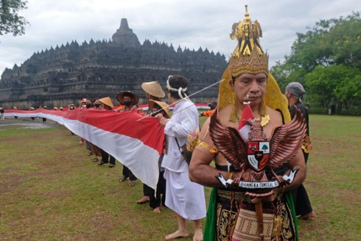 Pembentangan Bendera Merah Putih Di TWC Borobudur
