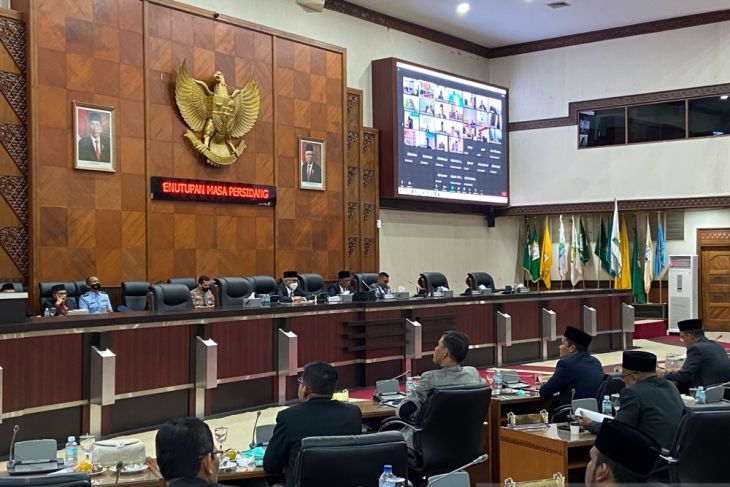 Pimpin sidang DPRA perdana, Pon Yaya baca usulan pemberhentian Gubernur Aceh