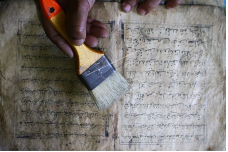 Membersihkan debu pada naskah kuno