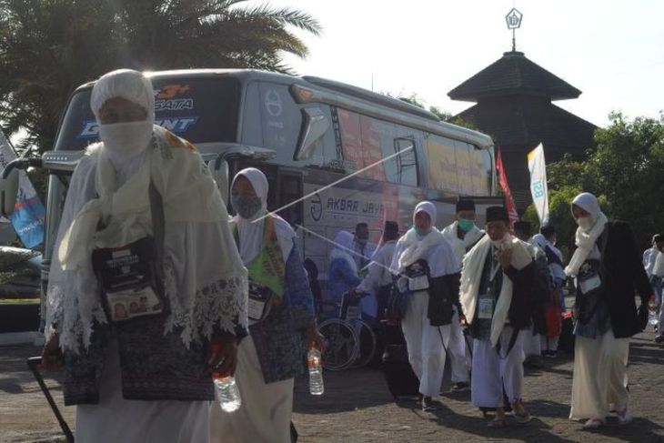 Jamaah calon haji tiba di Asrama Haji Donohudan