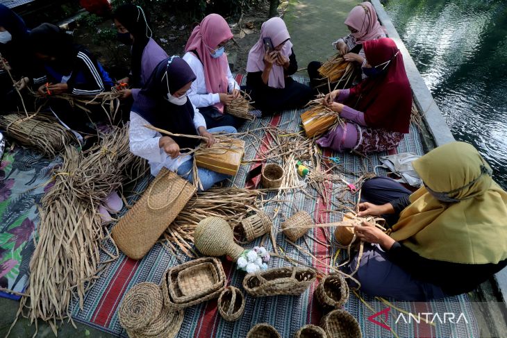 Pelatihan Kerajinan Enceng Gondok