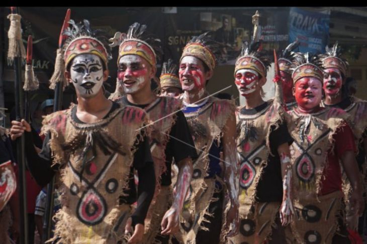 Kirab budaya syukuran atas hasil bumi