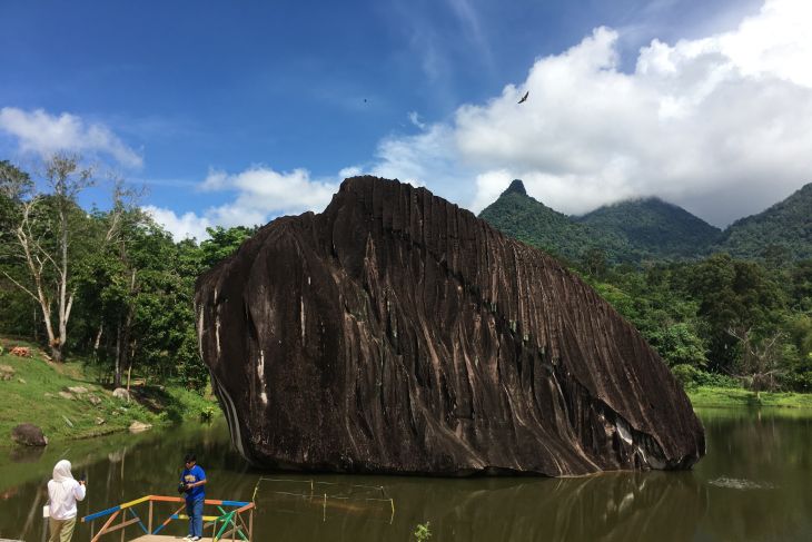 Wisata alam Batu Belimbing di Singkawang