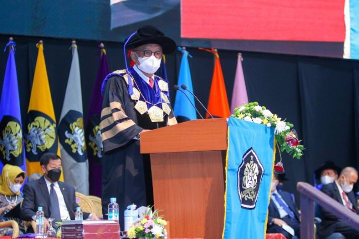 Rektor UP berikan sambutan di wisuda