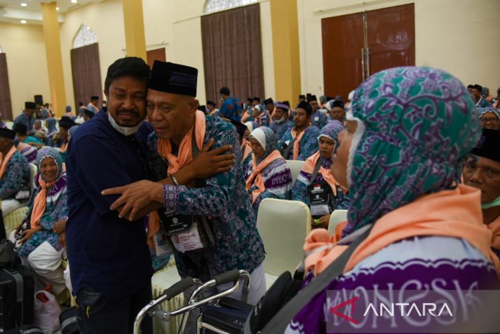 Jamaah calon haji kloter pertama tiba di Asrama Haji Medan