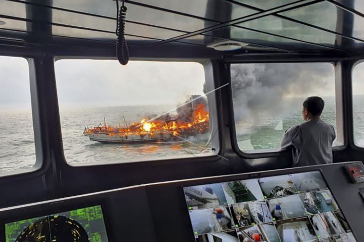 Kapal motor terbakar di perairan Karimun