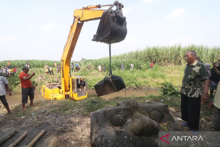 Evakuasi Kepala Arca Kala Kerajaan Kediri