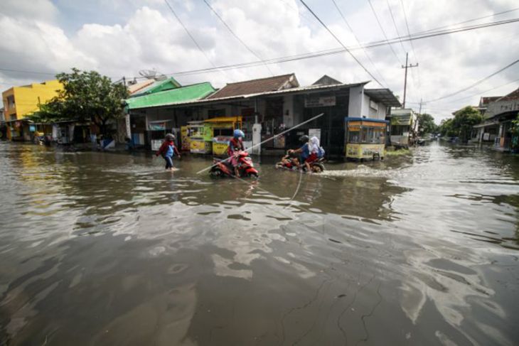 Warga Mendorong Kendaraan Saat Banjir Di Sidoarjo