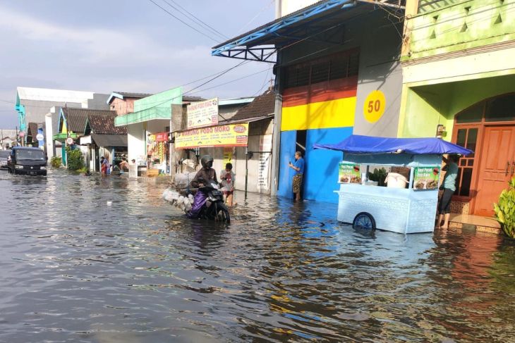 Banjir landa sejumlah wilayah Kota Surabaya