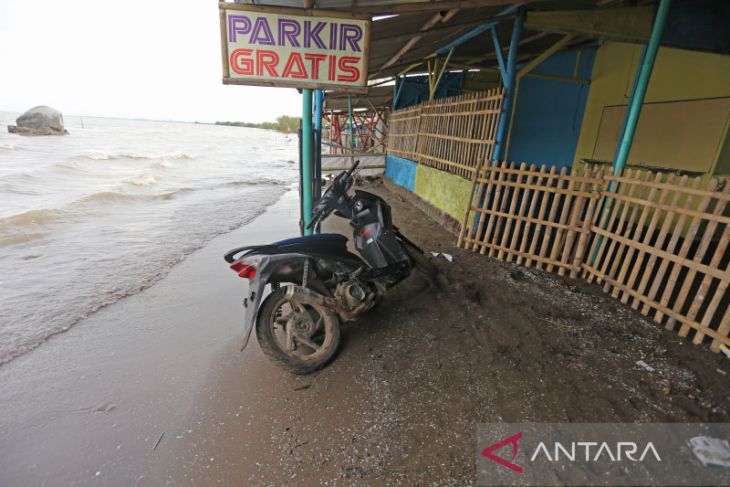 Abrasi di kawasan objek wisata pantai Karangsong