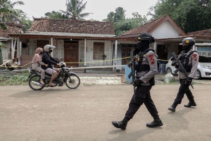 Olah TKP rumah yang terkena ledakan