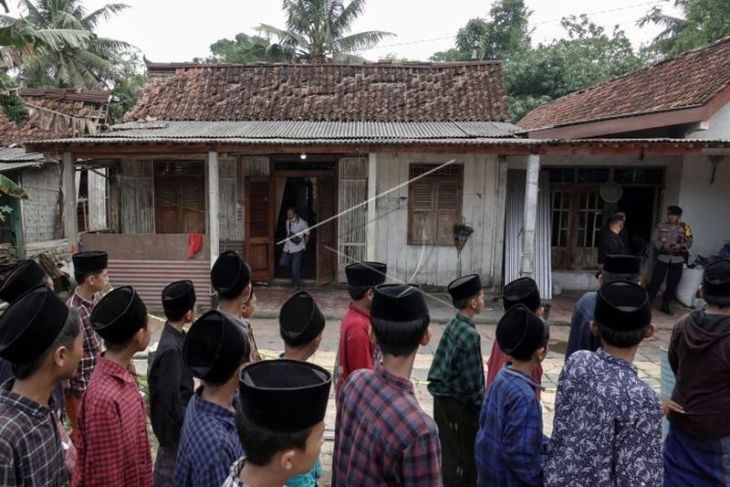 Olah TKP rumah yang terkena ledakan