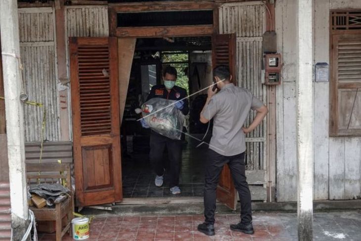 Olah TKP rumah yang terkena ledakan