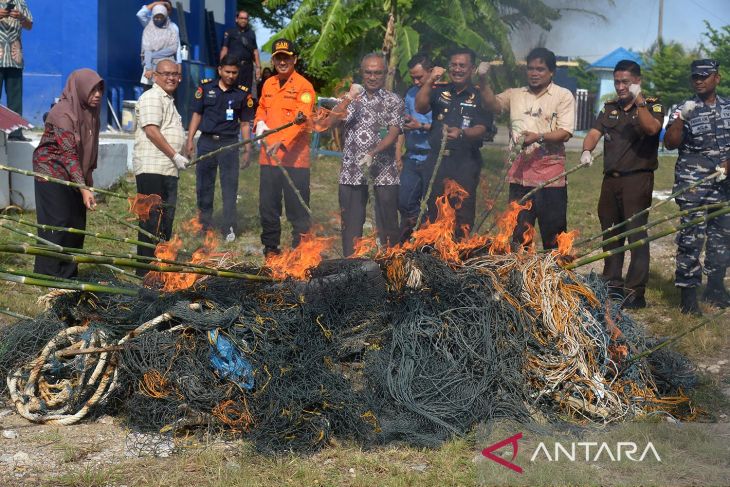 Musnahkan alat tangkap trawl di Aceh