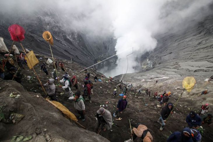 Warga Suku Tengger menggelar Yadnya Kasada