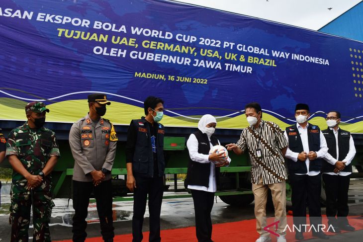 Gubernur Jawa Timur Lepas Ekspor Bola Piala Dunia di Madiun